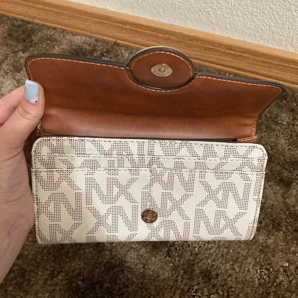 NWOT Chic Wallet - Picture 4 of 7